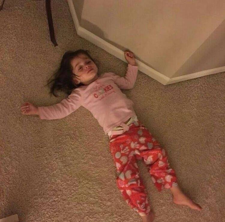 Foto de perfil triste de una niña tirada en el suelo