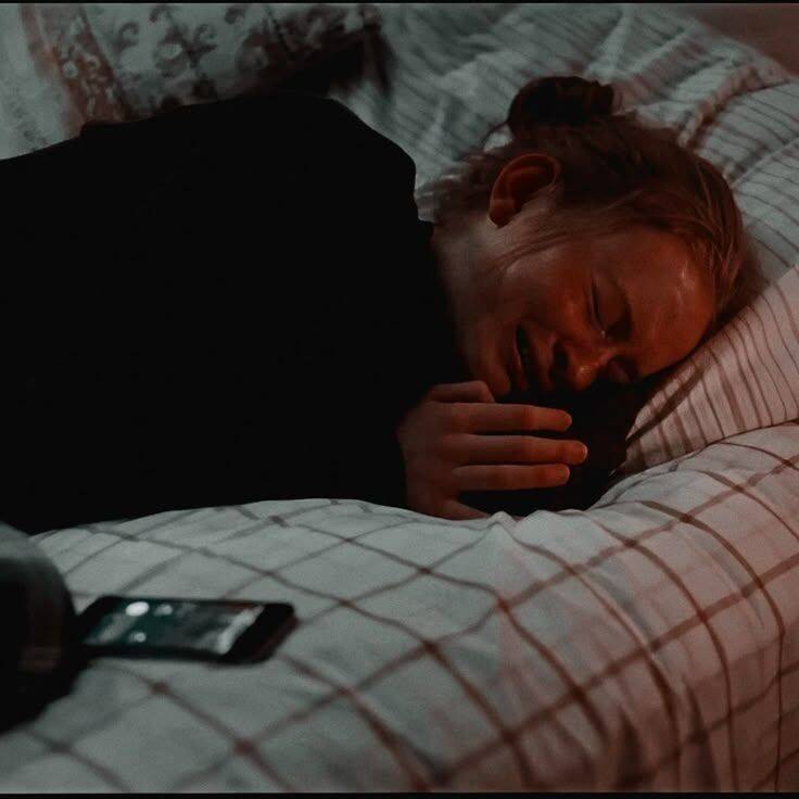 Foto para Perfil Triste de Mulher deitada na Cama