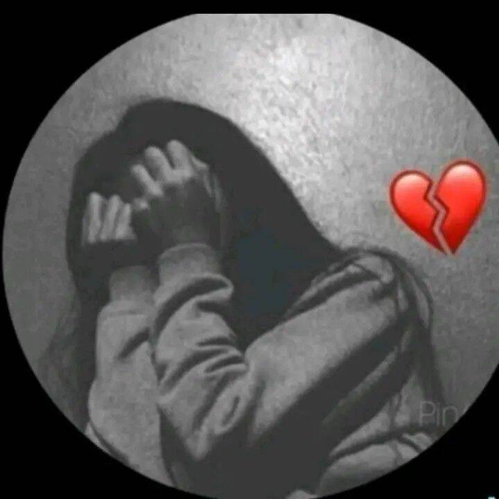Foto de perfil triste de mujer con las manos en la cara