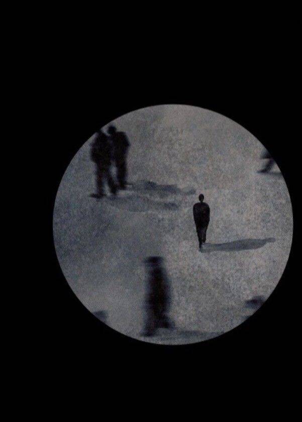 Foto de perfil triste de un hombre solo caminando