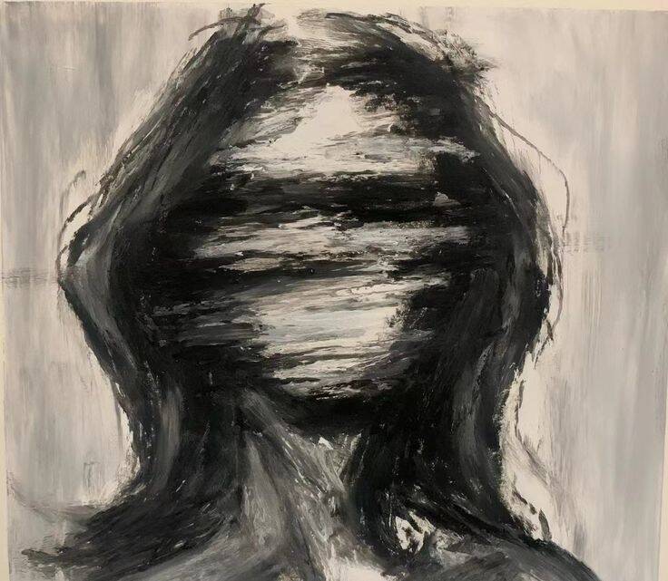 Foto de perfil triste de mujer con rostro descolorido