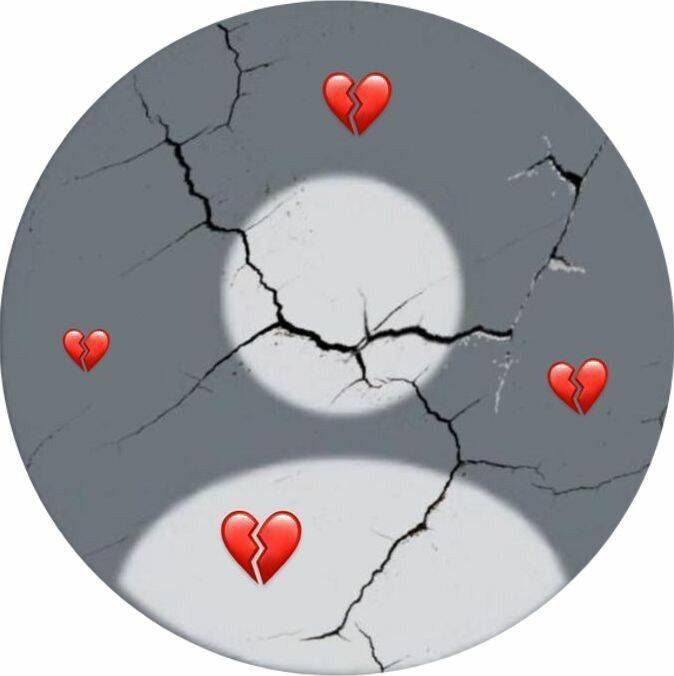Foto de perfil de silueta triste con corazón roto