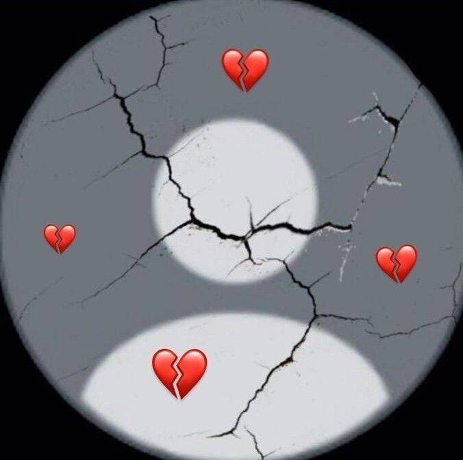 Foto de perfil triste con corazón roto y fondo roto
