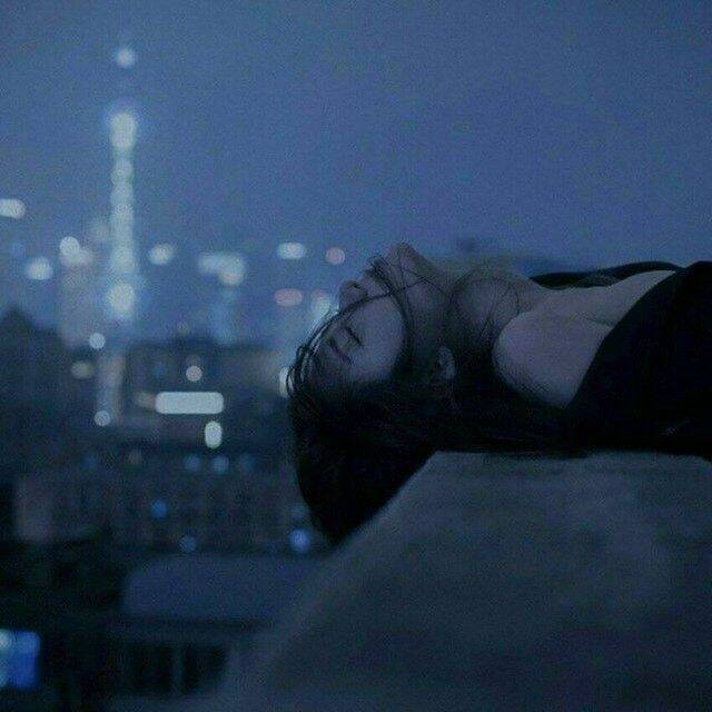 Foto de perfil triste de mujer con el pelo al viento