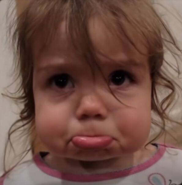 Foto de perfil triste de niño con cara de llanto
