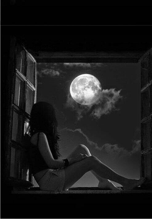 Foto de perfil triste de mujer mirando la luna