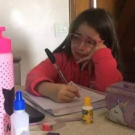 Foto para perfil triste de niña estudiando sola