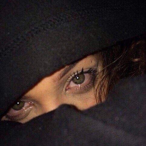 Foto para Perfil Triste de Mulher com Olhos Melancólicos