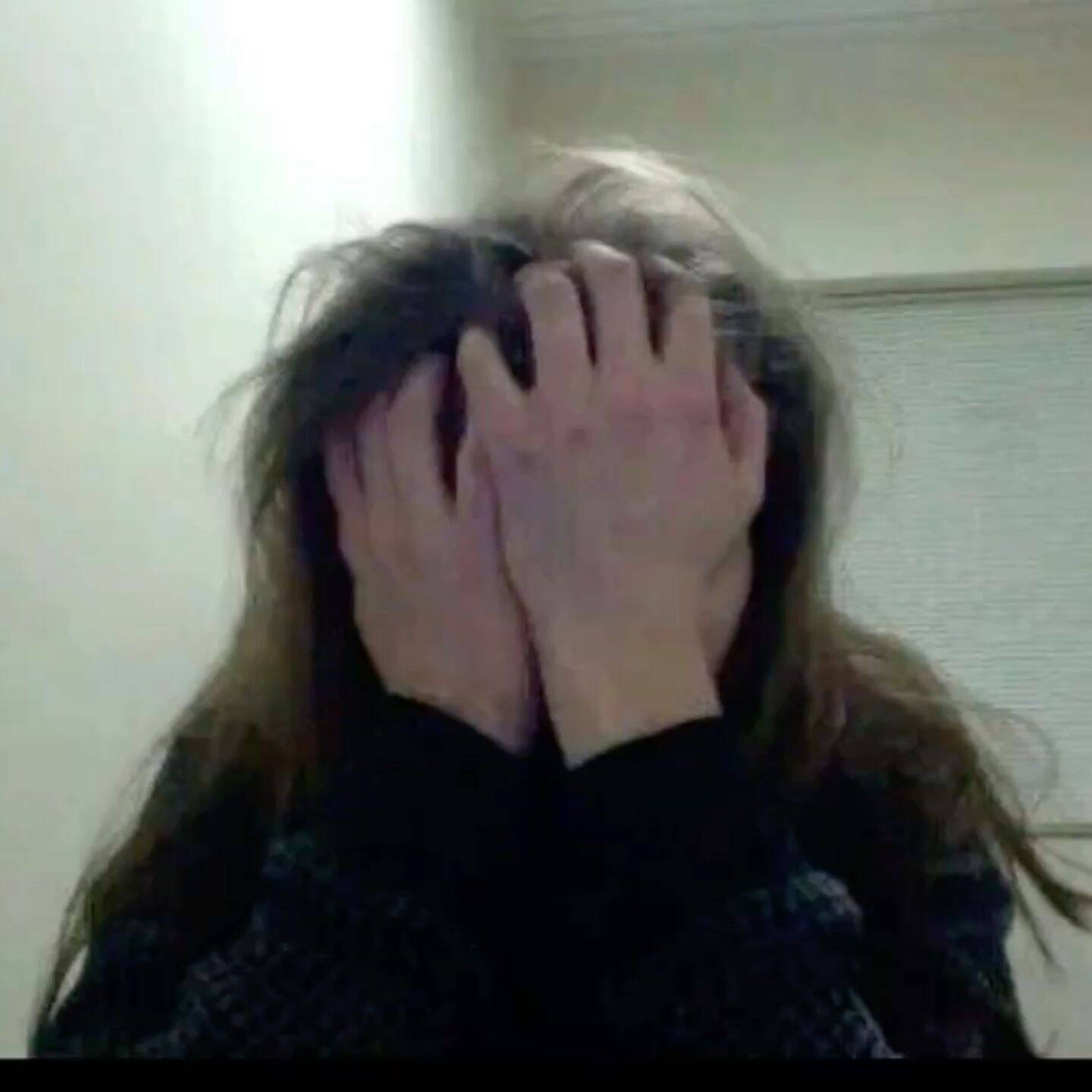 Foto para Perfil Triste de Mulher com as Mãos no Rosto
