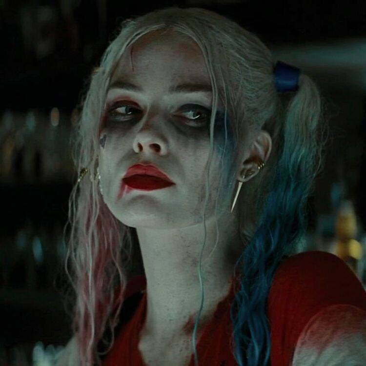 Foto para Perfil Triste da Mulher com Cabelo Colorido