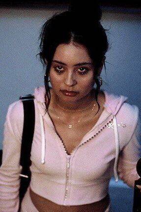 Foto para Perfil Triste de Mulher com Olhar Distante