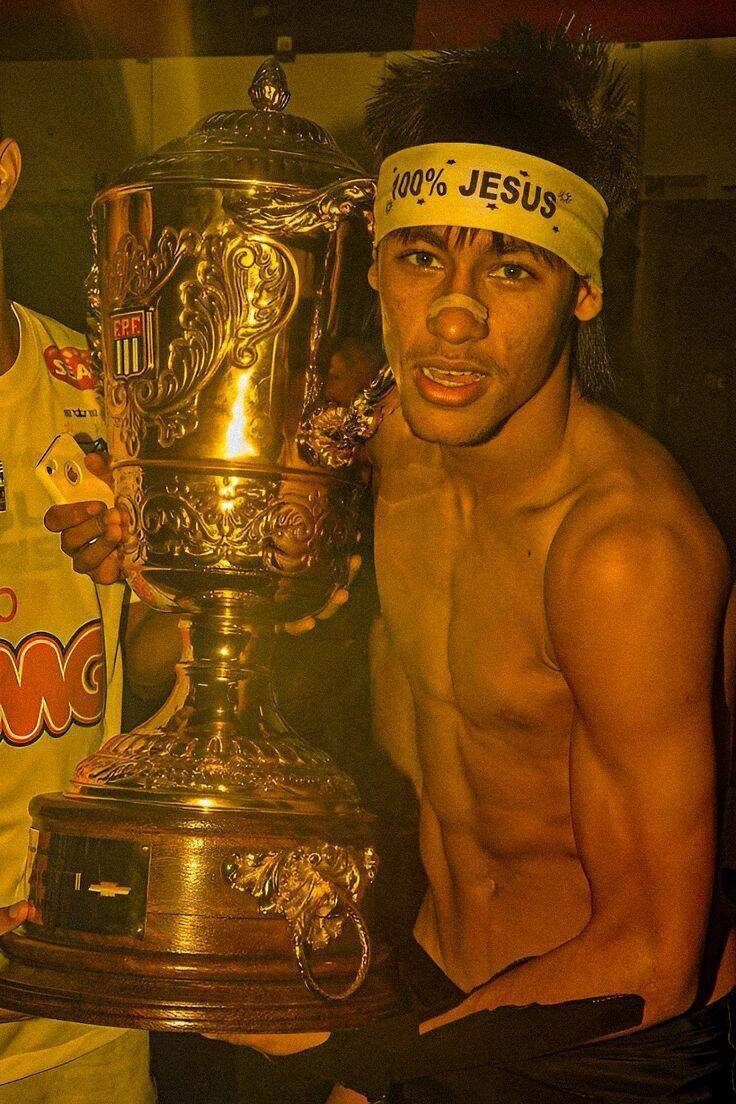 Foto de Neymar para perfil con trofeo celebrando la victoria