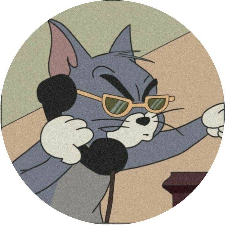 Foto de perfil de Instagram de Tom gracioso con gafas