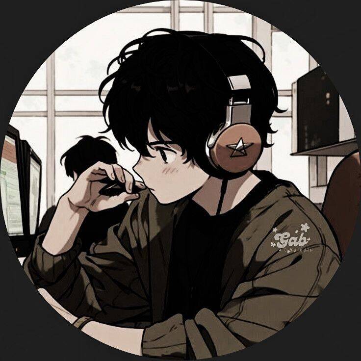Foto de Perfil Masculino de Garoto Estudando com Fones de Ouvido