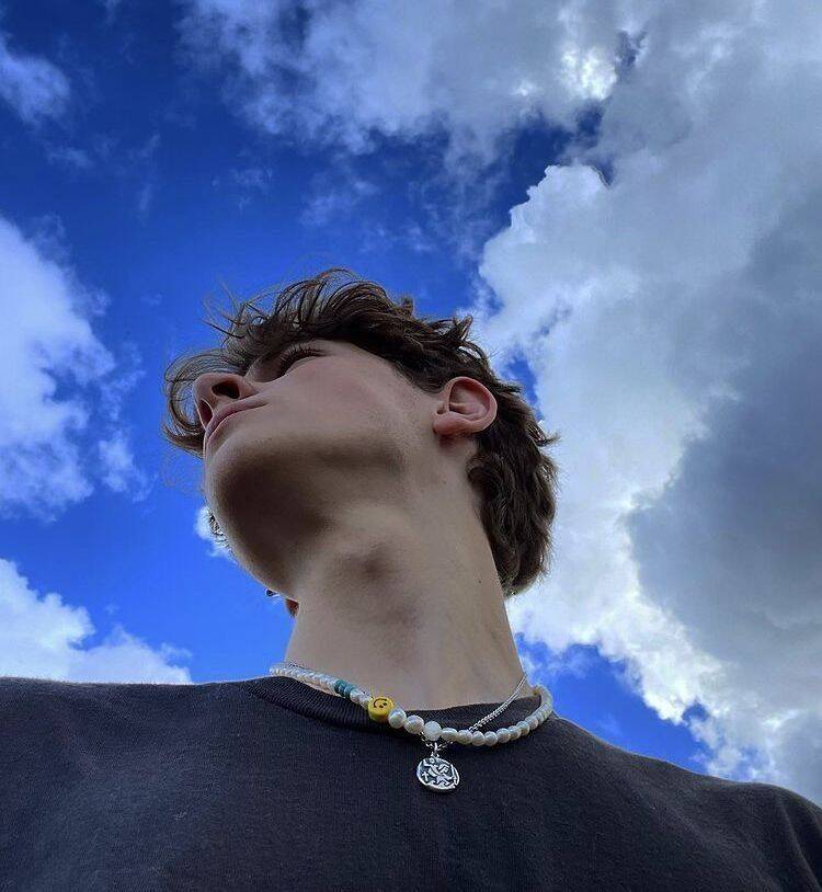 Foto de Perfil Masculino com Céu Azul e Nuvens