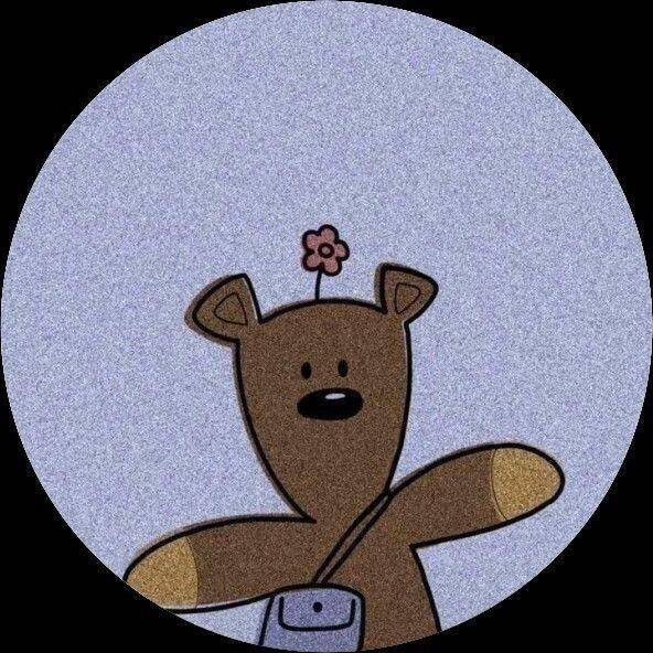 Divertida foto de perfil de un oso con una flor en la cabeza
