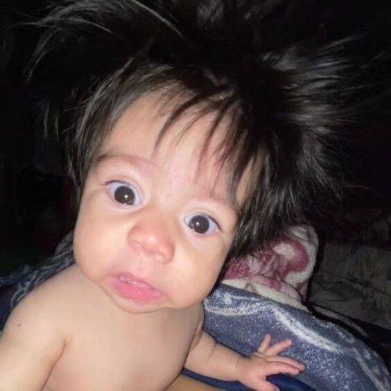 Divertida foto de perfil de un bebé con pelo puntiagudo