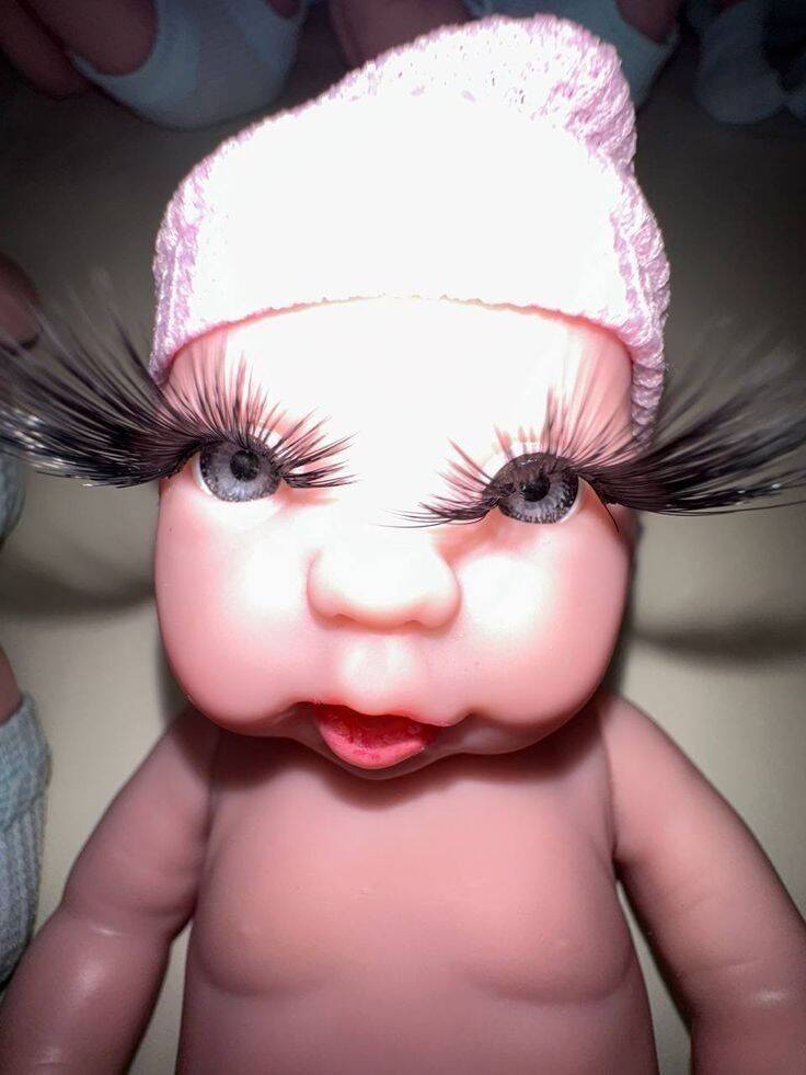 Divertida foto de perfil de muñeca con pestañas gigantes