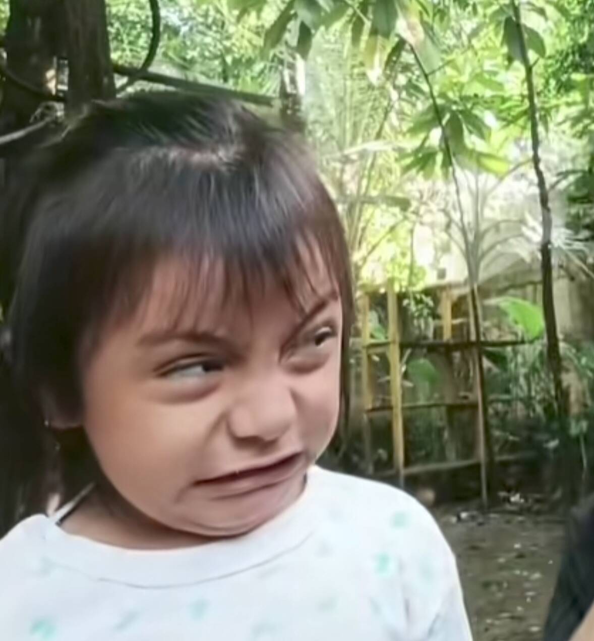 Foto de perfil divertida de un niño haciendo muecas