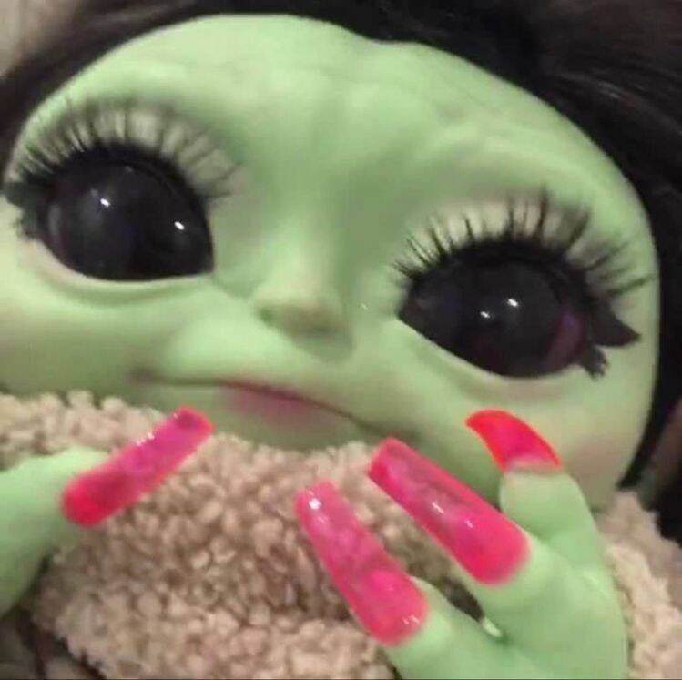 Foto Engraçada para Perfil de Boneca Alien com Unhas Coloridas