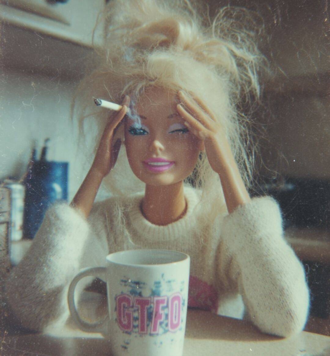 Divertida foto de perfil de muñeca con café y cigarrillo