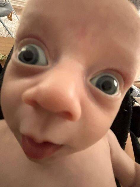 Foto Engraçada para Perfil de Bebê com Olhos Arregalados