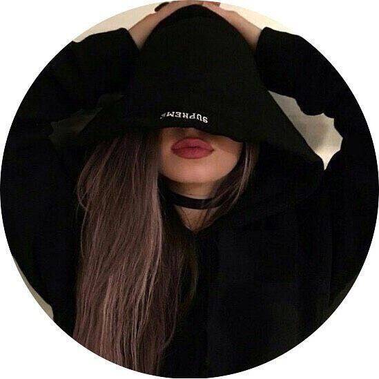 Foto de Perfil para Instagram Feminino com Moletom e Capuz
