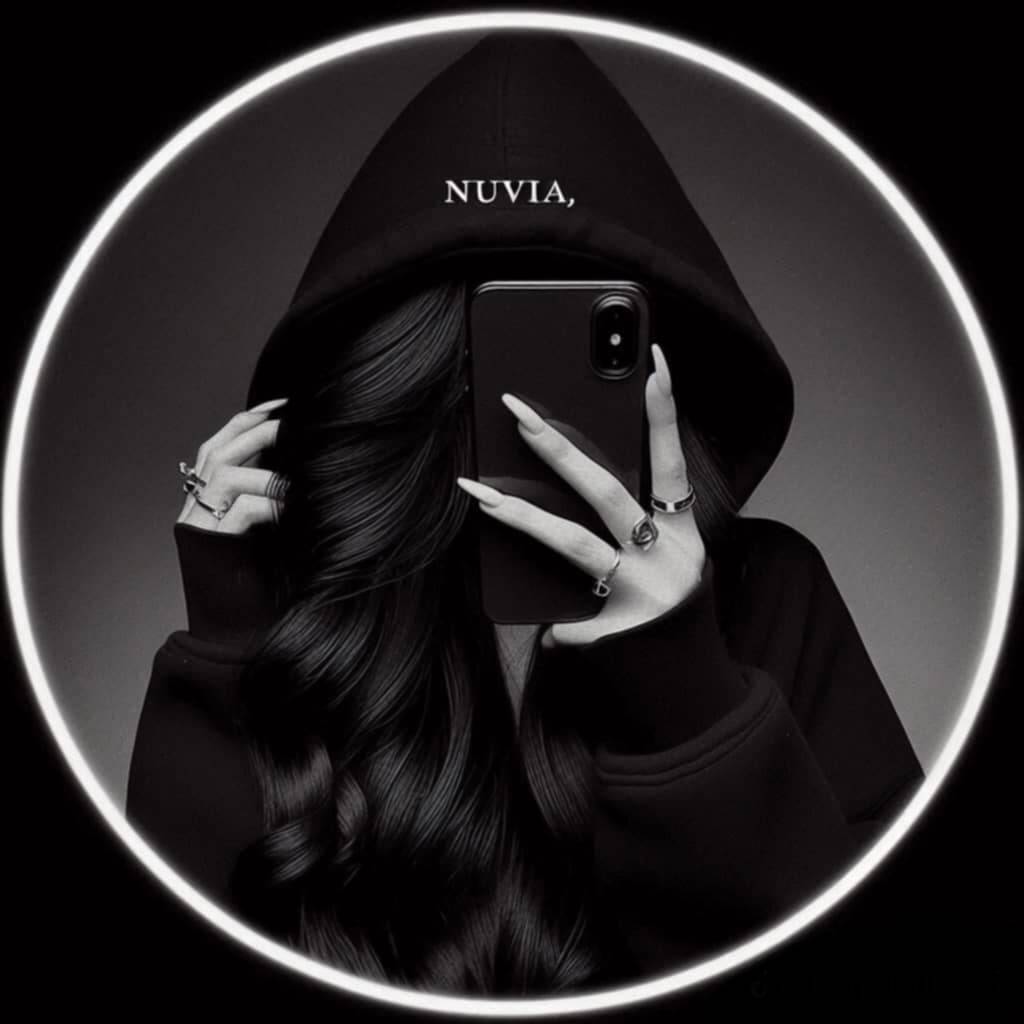 Foto de Perfil para Instagram Feminino com Capuz e Celular