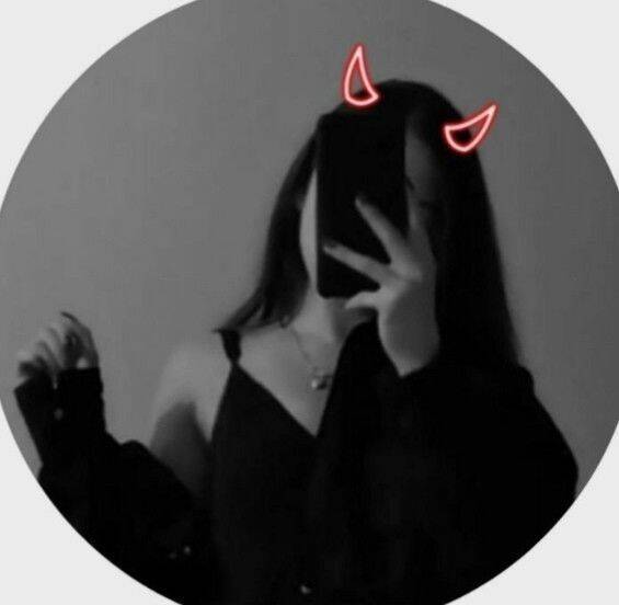 Foto de Perfil para Instagram Feminino com Chifres de Diabo