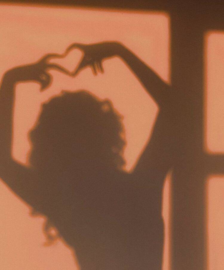 Foto de perfil para Mujer de Whatsapp con sombra creativa