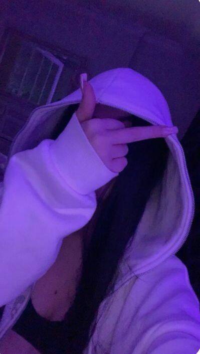 Foto Para Perfil do Whatsapp Feminino com Moletom e Capuz
