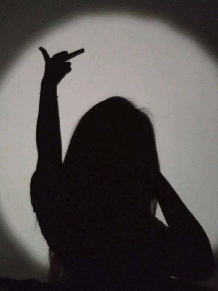 Image de profil Whatsapp Femmee avec une ombre mystérieuse