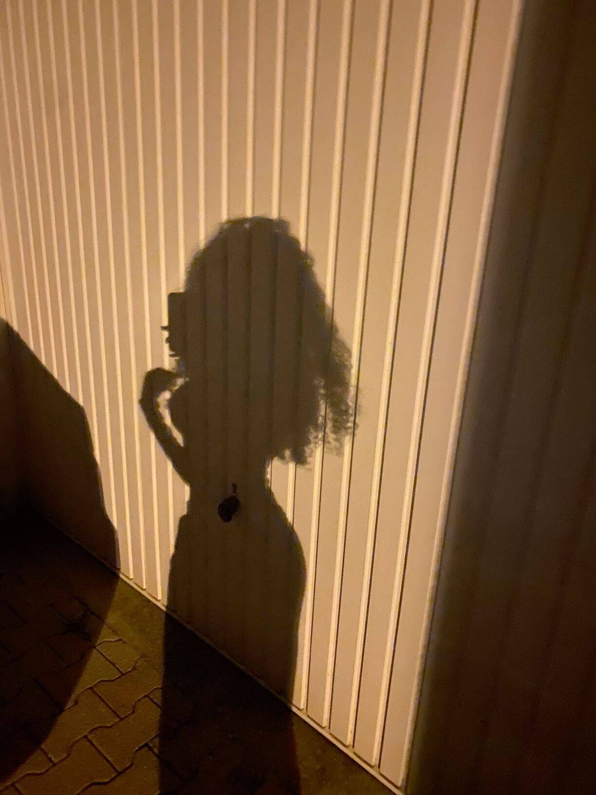 Foto para perfil para Mujer de Whatsapp con sombra misteriosa