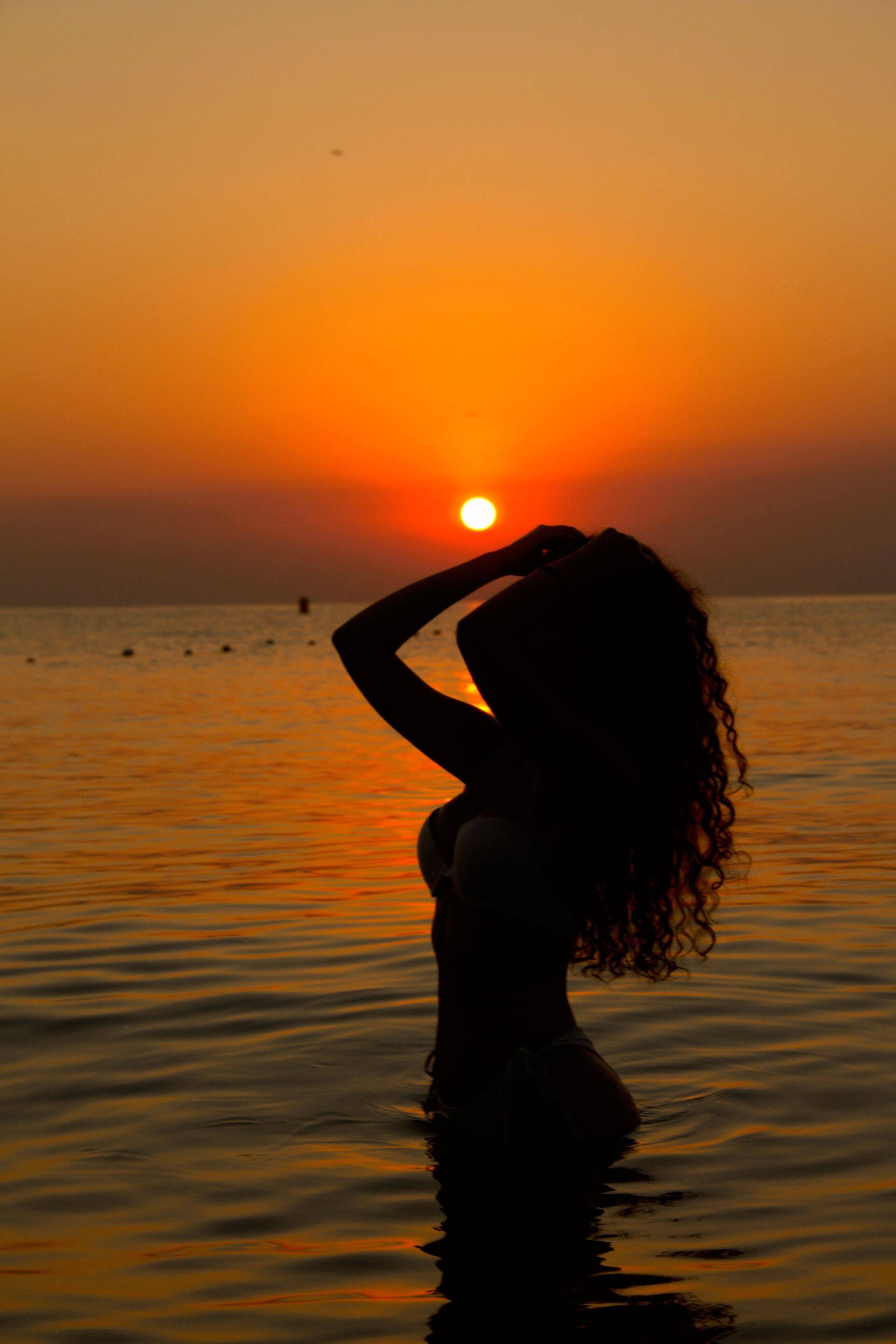 Foto para perfil para Mujer de Whatsapp al atardecer en la playa