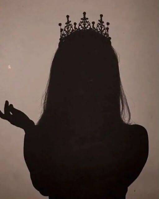 Imagen de perfil para Mujer de Whatsapp con sombra y corona