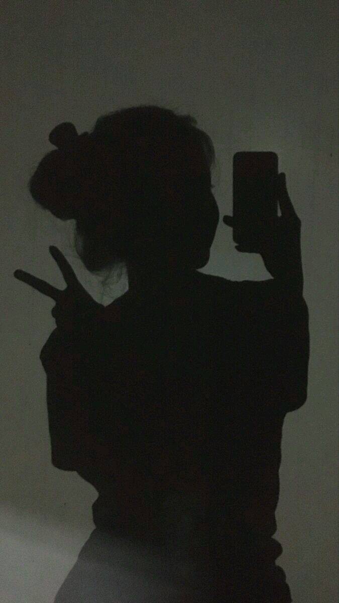 Foto de Perfil Feminino com Silhueta e Sinal de Paz