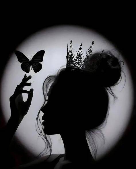 Foto de Perfil Feminino com Coroa e Borboleta
