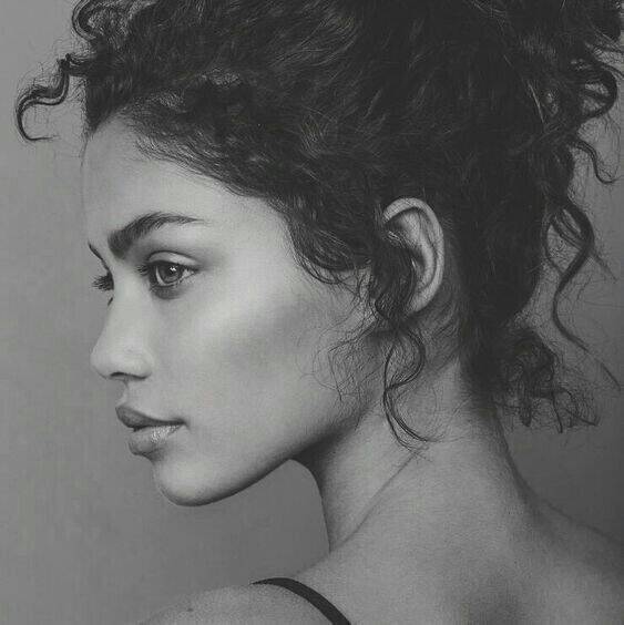 Foto de Perfil Feminino em Preto e Branco com Cabelo Cacheado