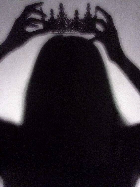 Photo de profil Femme avec ombre de couronne