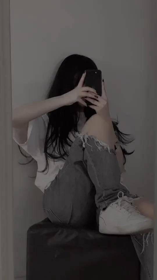 Foto de Perfil Feminino com Estilo Casual e Espelho