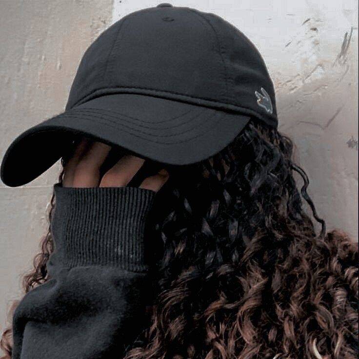 Foto de Perfil Feminino com Boné e Cabelo Cacheado