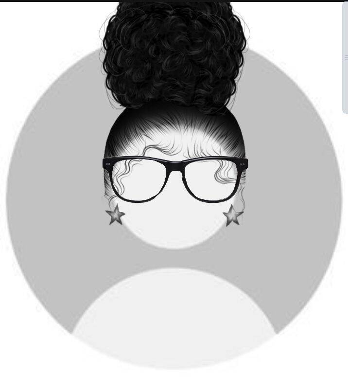Foto de Perfil Feminino com Óculos e Cabelo Cacheado