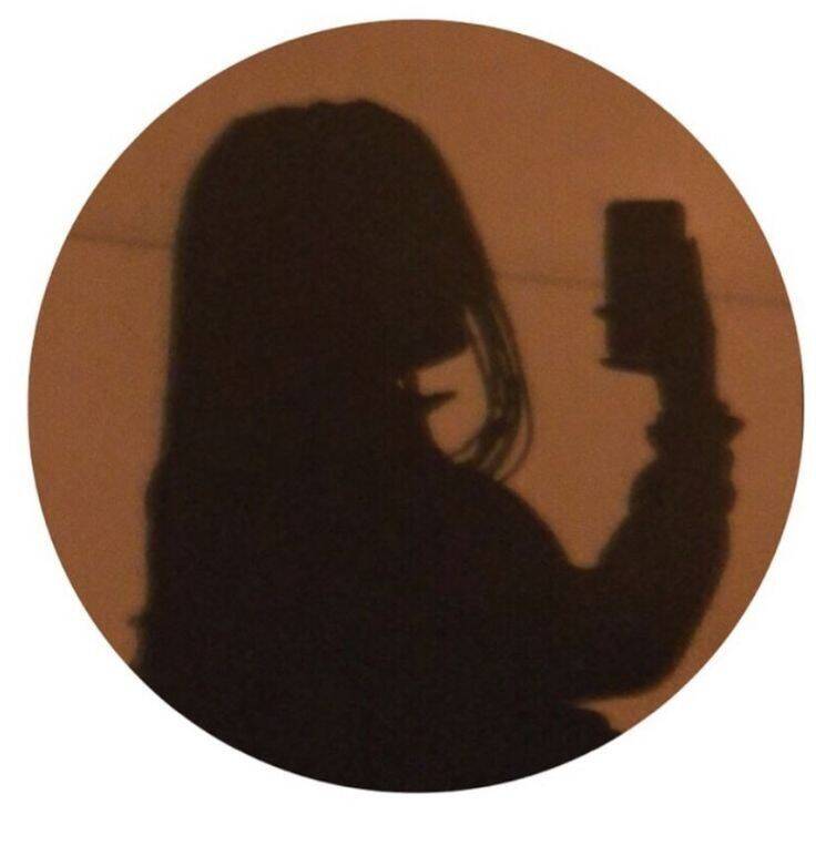 Foto de Perfil Feminino com Silhueta e Smartphone
