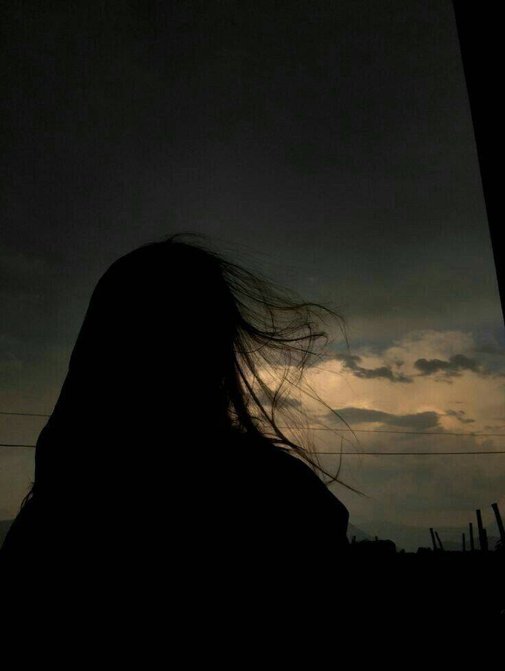 Photo de profil Femme avec silhouette et ciel dramatique