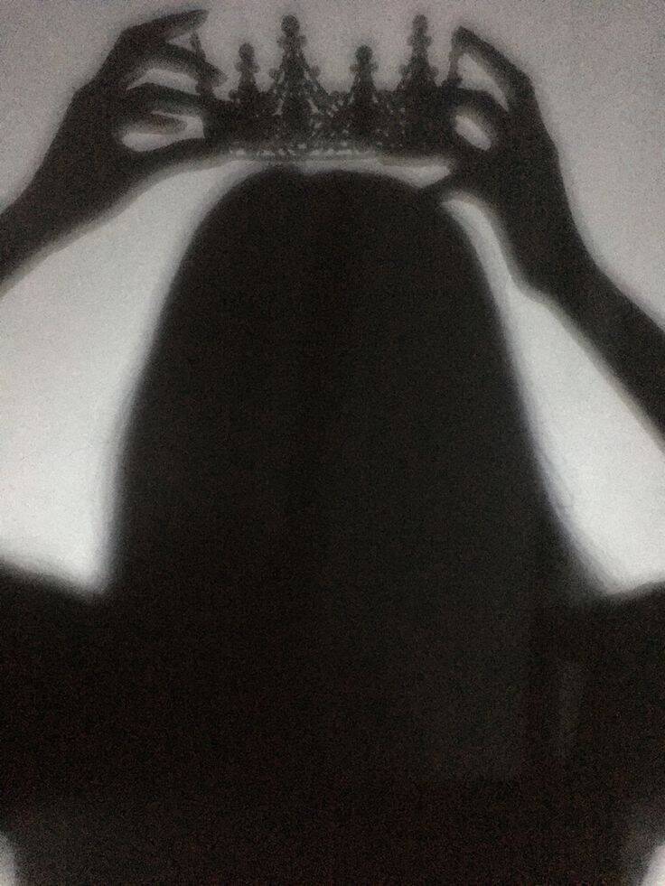 Photo de profil Femme avec ombre de couronne