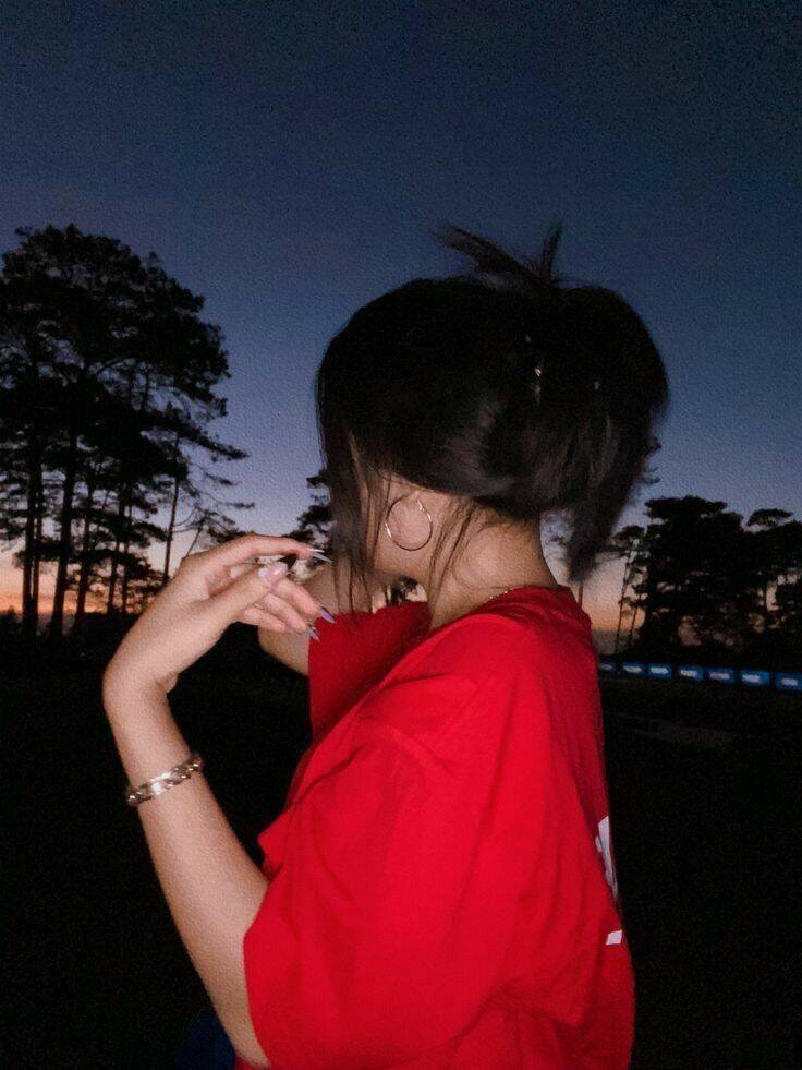 Photo de profil Femme au coucher du soleil avec un t-shirt rouge