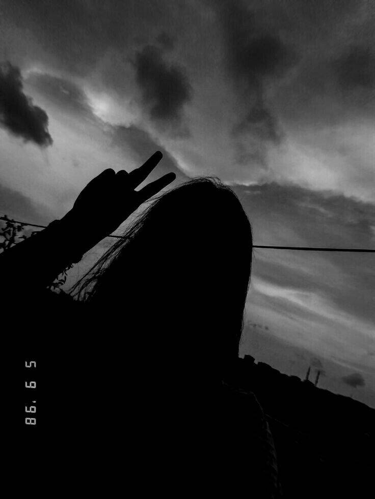 Foto de Perfil Feminino com Sinal de Paz em Silhueta