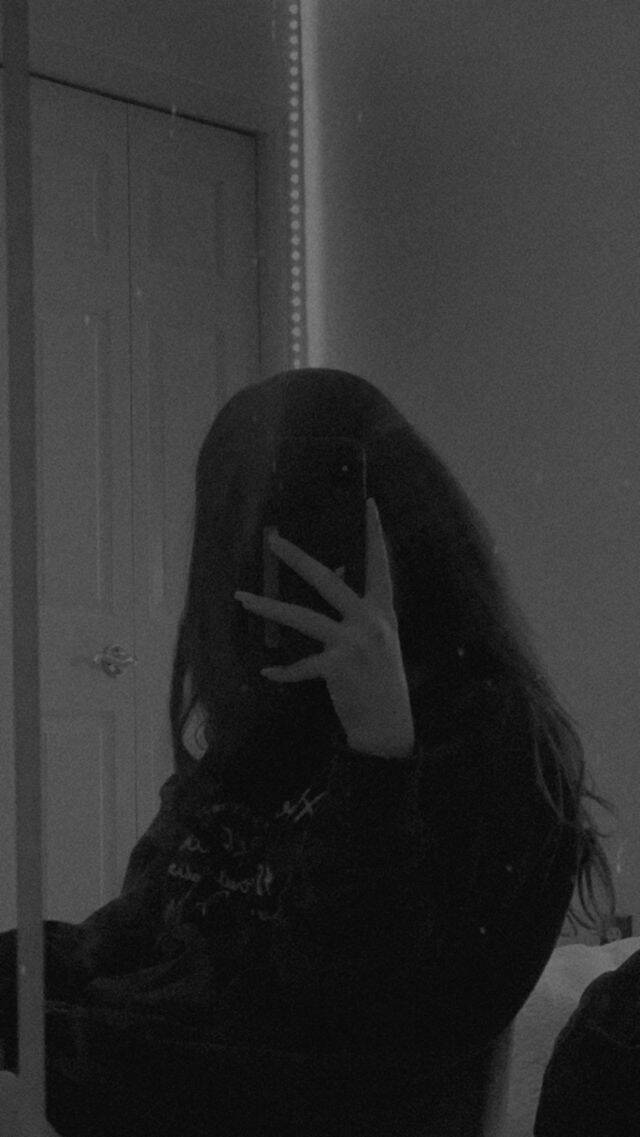Foto de Perfil Feminino com Estilo Misterioso e Sombrio