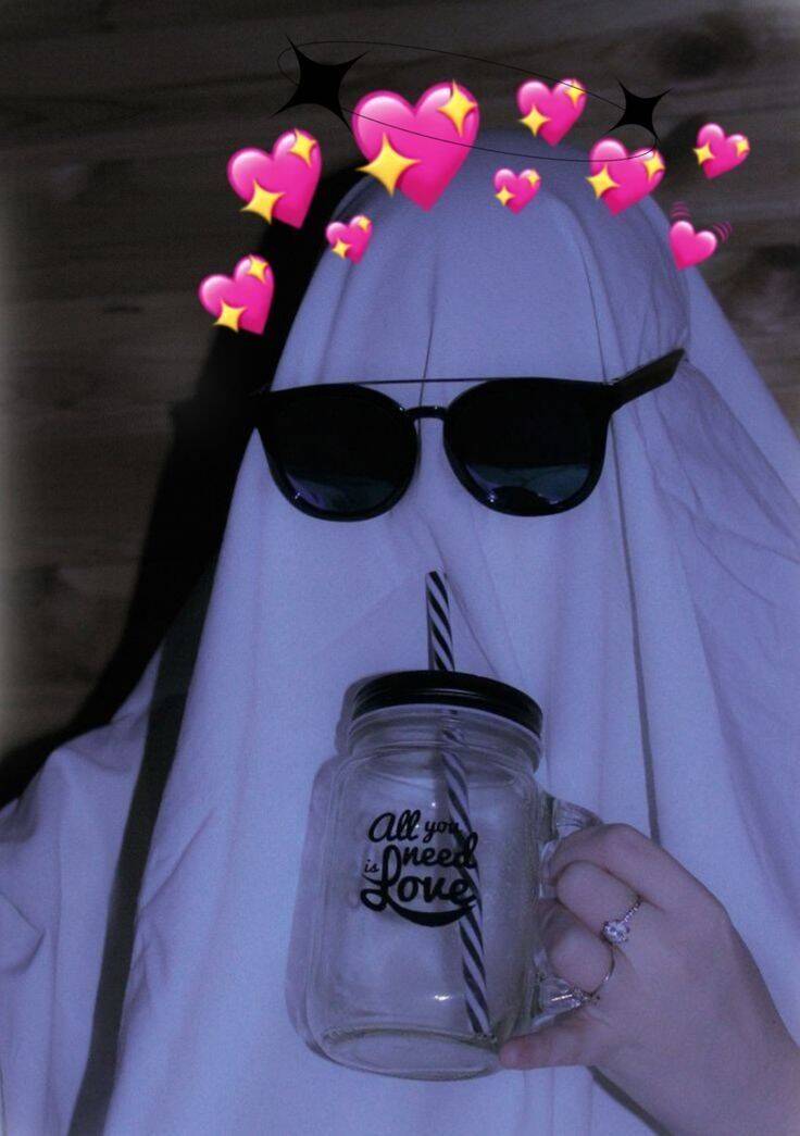 Foto de Perfil Feminino Divertida com Fantasma e Corações