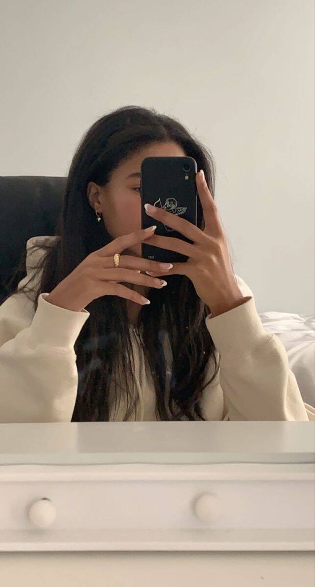Foto de Perfil Feminino com Espelho e Suéter Confortável